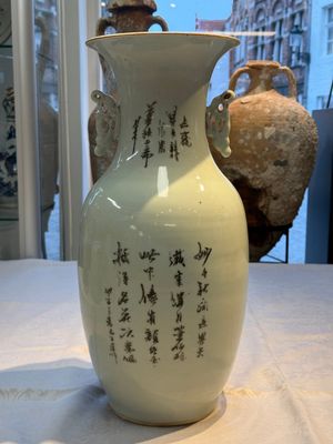 Two Chinese famille rose vases, two jars, a 'Lions' covered teapot and a Buddha, signed Mao Zirong 毛子榮 and Liu Jishun 劉吉順, 19/20th C. — foto 106