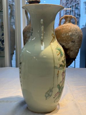 Two Chinese famille rose vases, two jars, a 'Lions' covered teapot and a Buddha, signed Mao Zirong 毛子榮 and Liu Jishun 劉吉順, 19/20th C. — foto 107