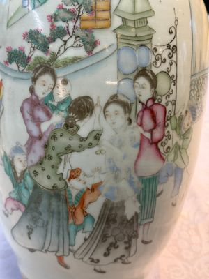 Two Chinese famille rose vases, two jars, a 'Lions' covered teapot and a Buddha, signed Mao Zirong 毛子榮 and Liu Jishun 劉吉順, 19/20th C. — foto 111