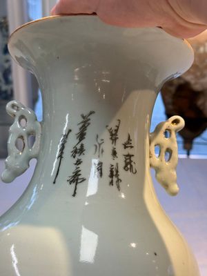 Two Chinese famille rose vases, two jars, a 'Lions' covered teapot and a Buddha, signed Mao Zirong 毛子榮 and Liu Jishun 劉吉順, 19/20th C. — foto 115