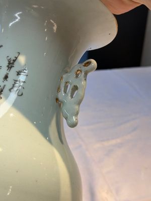 Two Chinese famille rose vases, two jars, a 'Lions' covered teapot and a Buddha, signed Mao Zirong 毛子榮 and Liu Jishun 劉吉順, 19/20th C. — foto 117