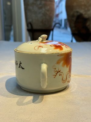 Two Chinese famille rose vases, two jars, a 'Lions' covered teapot and a Buddha, signed Mao Zirong 毛子榮 and Liu Jishun 劉吉順, 19/20th C. — foto 16