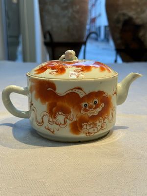 Two Chinese famille rose vases, two jars, a 'Lions' covered teapot and a Buddha, signed Mao Zirong 毛子榮 and Liu Jishun 劉吉順, 19/20th C. — foto 17