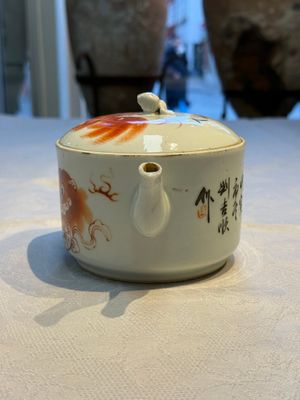 Two Chinese famille rose vases, two jars, a 'Lions' covered teapot and a Buddha, signed Mao Zirong 毛子榮 and Liu Jishun 劉吉順, 19/20th C. — foto 18