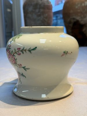Two Chinese famille rose vases, two jars, a 'Lions' covered teapot and a Buddha, signed Mao Zirong 毛子榮 and Liu Jishun 劉吉順, 19/20th C. — foto 2