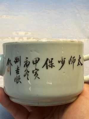 Two Chinese famille rose vases, two jars, a 'Lions' covered teapot and a Buddha, signed Mao Zirong 毛子榮 and Liu Jishun 劉吉順, 19/20th C. — foto 31