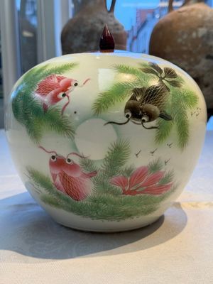 Two Chinese famille rose vases, two jars, a 'Lions' covered teapot and a Buddha, signed Mao Zirong 毛子榮 and Liu Jishun 劉吉順, 19/20th C. — foto 37