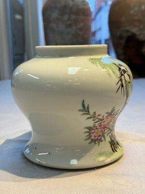 Two Chinese famille rose vases, two jars, a 'Lions' covered teapot and a Buddha, signed Mao Zirong 毛子榮 and Liu Jishun 劉吉順, 19/20th C. — foto 4