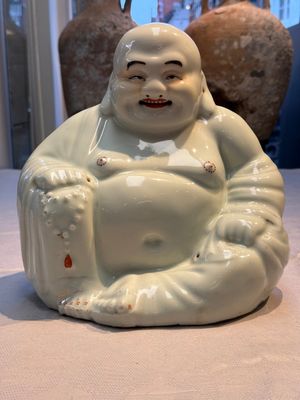 Two Chinese famille rose vases, two jars, a 'Lions' covered teapot and a Buddha, signed Mao Zirong 毛子榮 and Liu Jishun 劉吉順, 19/20th C. — foto 58