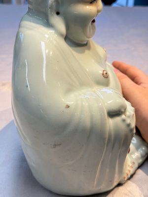 Two Chinese famille rose vases, two jars, a 'Lions' covered teapot and a Buddha, signed Mao Zirong 毛子榮 and Liu Jishun 劉吉順, 19/20th C. — foto 73