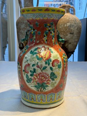 Two Chinese famille rose vases, two jars, a 'Lions' covered teapot and a Buddha, signed Mao Zirong 毛子榮 and Liu Jishun 劉吉順, 19/20th C. — foto 80