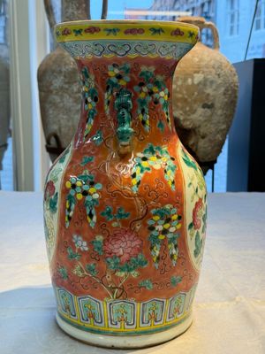 Two Chinese famille rose vases, two jars, a 'Lions' covered teapot and a Buddha, signed Mao Zirong 毛子榮 and Liu Jishun 劉吉順, 19/20th C. — foto 81