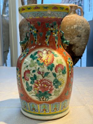 Two Chinese famille rose vases, two jars, a 'Lions' covered teapot and a Buddha, signed Mao Zirong 毛子榮 and Liu Jishun 劉吉順, 19/20th C. — foto 82