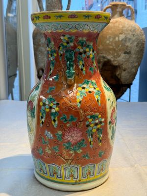 Two Chinese famille rose vases, two jars, a 'Lions' covered teapot and a Buddha, signed Mao Zirong 毛子榮 and Liu Jishun 劉吉順, 19/20th C. — foto 83