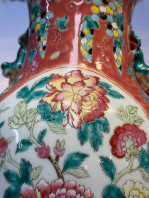Two Chinese famille rose vases, two jars, a 'Lions' covered teapot and a Buddha, signed Mao Zirong 毛子榮 and Liu Jishun 劉吉順, 19/20th C. — foto 88