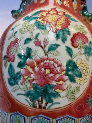 Two Chinese famille rose vases, two jars, a 'Lions' covered teapot and a Buddha, signed Mao Zirong 毛子榮 and Liu Jishun 劉吉順, 19/20th C. — foto 89