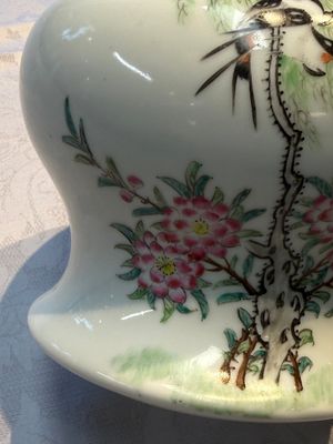 Two Chinese famille rose vases, two jars, a 'Lions' covered teapot and a Buddha, signed Mao Zirong 毛子榮 and Liu Jishun 劉吉順, 19/20th C. — foto 9