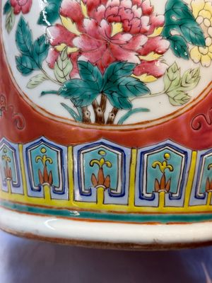 Two Chinese famille rose vases, two jars, a 'Lions' covered teapot and a Buddha, signed Mao Zirong 毛子榮 and Liu Jishun 劉吉順, 19/20th C. — foto 90
