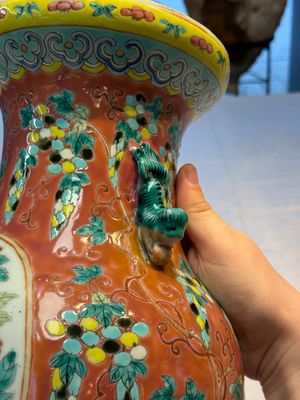 Two Chinese famille rose vases, two jars, a 'Lions' covered teapot and a Buddha, signed Mao Zirong 毛子榮 and Liu Jishun 劉吉順, 19/20th C. — foto 91