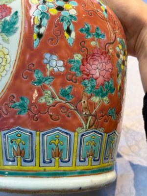 Two Chinese famille rose vases, two jars, a 'Lions' covered teapot and a Buddha, signed Mao Zirong 毛子榮 and Liu Jishun 劉吉順, 19/20th C. — foto 92