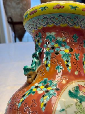 Two Chinese famille rose vases, two jars, a 'Lions' covered teapot and a Buddha, signed Mao Zirong 毛子榮 and Liu Jishun 劉吉順, 19/20th C. — foto 93