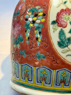 Two Chinese famille rose vases, two jars, a 'Lions' covered teapot and a Buddha, signed Mao Zirong 毛子榮 and Liu Jishun 劉吉順, 19/20th C. — foto 94
