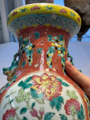 Two Chinese famille rose vases, two jars, a 'Lions' covered teapot and a Buddha, signed Mao Zirong 毛子榮 and Liu Jishun 劉吉順, 19/20th C. — foto 95