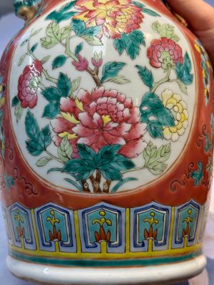 Two Chinese famille rose vases, two jars, a 'Lions' covered teapot and a Buddha, signed Mao Zirong 毛子榮 and Liu Jishun 劉吉順, 19/20th C. — foto 96