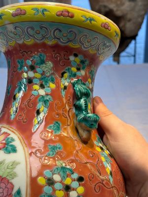 Two Chinese famille rose vases, two jars, a 'Lions' covered teapot and a Buddha, signed Mao Zirong 毛子榮 and Liu Jishun 劉吉順, 19/20th C. — foto 97