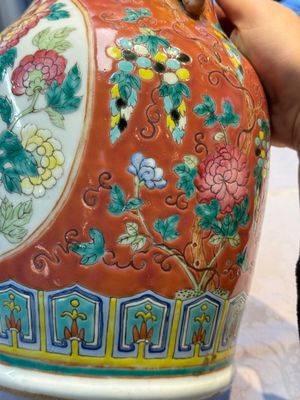 Two Chinese famille rose vases, two jars, a 'Lions' covered teapot and a Buddha, signed Mao Zirong 毛子榮 and Liu Jishun 劉吉順, 19/20th C. — foto 98