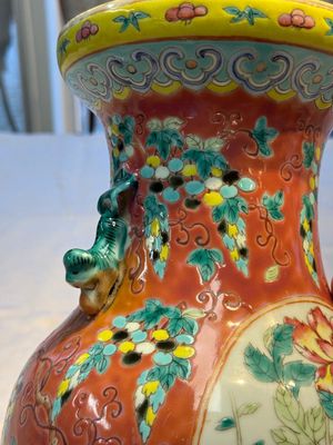 Two Chinese famille rose vases, two jars, a 'Lions' covered teapot and a Buddha, signed Mao Zirong 毛子榮 and Liu Jishun 劉吉順, 19/20th C. — foto 99