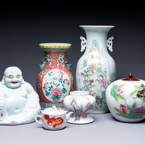 Two Chinese famille rose vases, two jars, a 'Lions' covered teapot and a Buddha, signed Mao Zirong 毛子榮 and Liu Jishun 劉吉順, 19/20th C. — foto 1