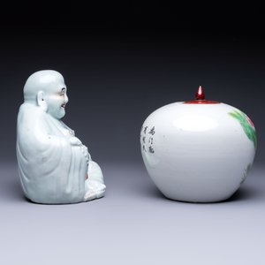 Two Chinese famille rose vases, two jars, a 'Lions' covered teapot and a Buddha, signed Mao Zirong 毛子榮 and Liu Jishun 劉吉順, 19/20th C. — foto 11
