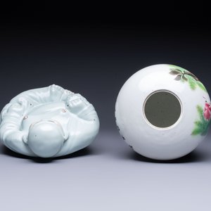 Two Chinese famille rose vases, two jars, a 'Lions' covered teapot and a Buddha, signed Mao Zirong 毛子榮 and Liu Jishun 劉吉順, 19/20th C. — foto 12