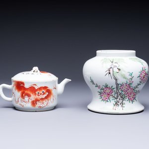 Two Chinese famille rose vases, two jars, a 'Lions' covered teapot and a Buddha, signed Mao Zirong 毛子榮 and Liu Jishun 劉吉順, 19/20th C. — foto 14