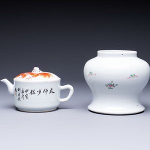 Two Chinese famille rose vases, two jars, a 'Lions' covered teapot and a Buddha, signed Mao Zirong 毛子榮 and Liu Jishun 劉吉順, 19/20th C. — foto 16