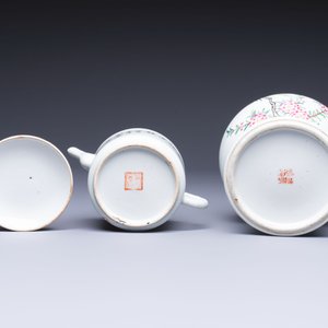 Two Chinese famille rose vases, two jars, a 'Lions' covered teapot and a Buddha, signed Mao Zirong 毛子榮 and Liu Jishun 劉吉順, 19/20th C. — foto 19