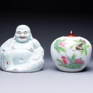 Two Chinese famille rose vases, two jars, a 'Lions' covered teapot and a Buddha, signed Mao Zirong 毛子榮 and Liu Jishun 劉吉順, 19/20th C. — foto 8