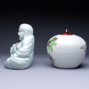 Two Chinese famille rose vases, two jars, a 'Lions' covered teapot and a Buddha, signed Mao Zirong 毛子榮 and Liu Jishun 劉吉順, 19/20th C. — foto 9