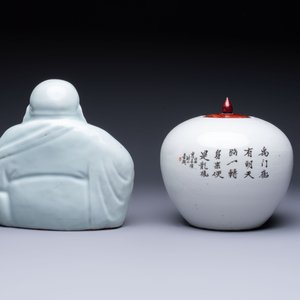 Two Chinese famille rose vases, two jars, a 'Lions' covered teapot and a Buddha, signed Mao Zirong 毛子榮 and Liu Jishun 劉吉順, 19/20th C. — foto 10