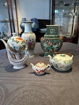 Two Chinese famille rose vases, two teapots and a Japanese wucai ewer, 19th C. — foto 1
