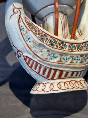 Two Chinese famille rose vases, two teapots and a Japanese wucai ewer, 19th C. — foto 11