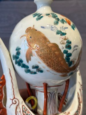 Two Chinese famille rose vases, two teapots and a Japanese wucai ewer, 19th C. — foto 14