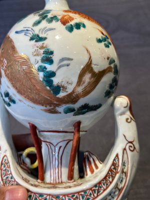 Two Chinese famille rose vases, two teapots and a Japanese wucai ewer, 19th C. — foto 15