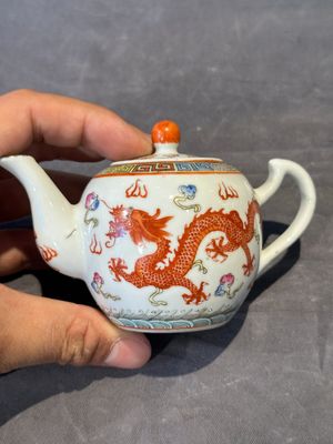 Two Chinese famille rose vases, two teapots and a Japanese wucai ewer, 19th C. — foto 18