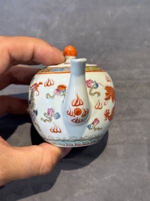 Two Chinese famille rose vases, two teapots and a Japanese wucai ewer, 19th C. — foto 19