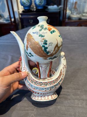 Two Chinese famille rose vases, two teapots and a Japanese wucai ewer, 19th C. — foto 2
