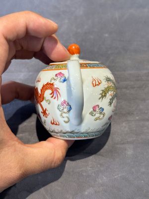 Two Chinese famille rose vases, two teapots and a Japanese wucai ewer, 19th C. — foto 21