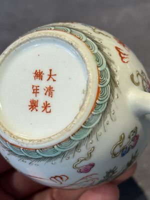 Two Chinese famille rose vases, two teapots and a Japanese wucai ewer, 19th C. — foto 26