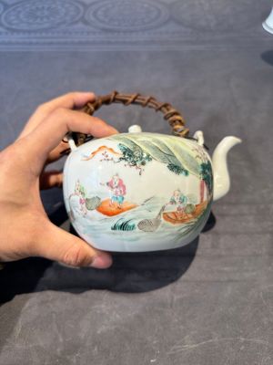 Two Chinese famille rose vases, two teapots and a Japanese wucai ewer, 19th C. — foto 29